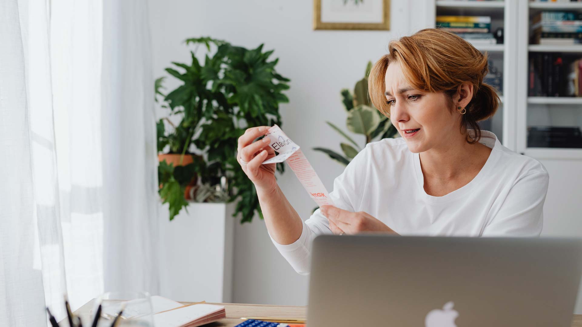 Erklärung Stagflation FollowMyMoney Foto von Karolina Grabowska: 5900134 Frau mit Einkaufsbon in der Hand vor einem Rechner