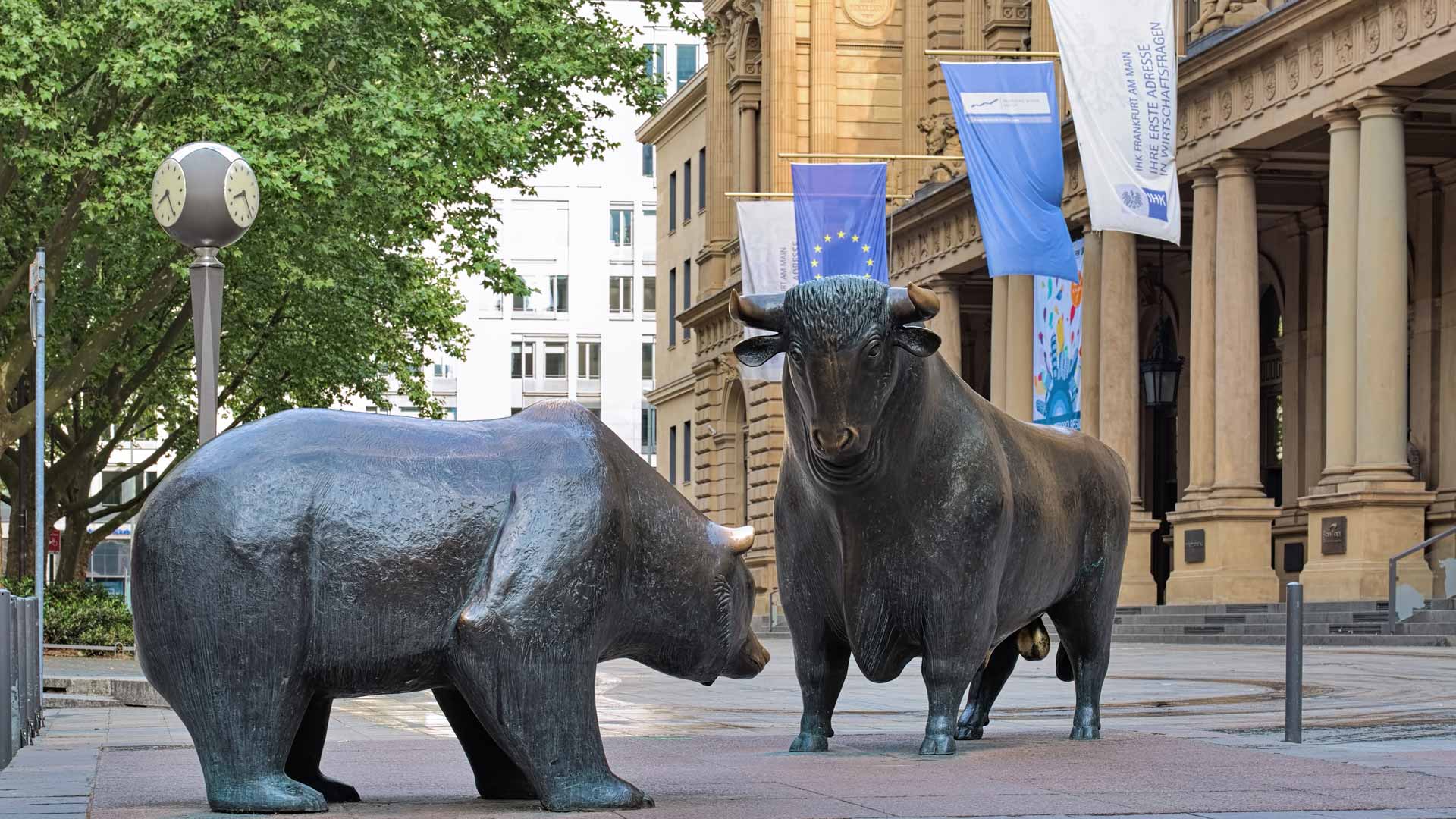 Deutsche Börse in Frankfurt am Main Bulle und Bär vor der Deutschen Börse in Frankfurt am Main, Foto von Mikhail Markovskiy - stock.adobe.com