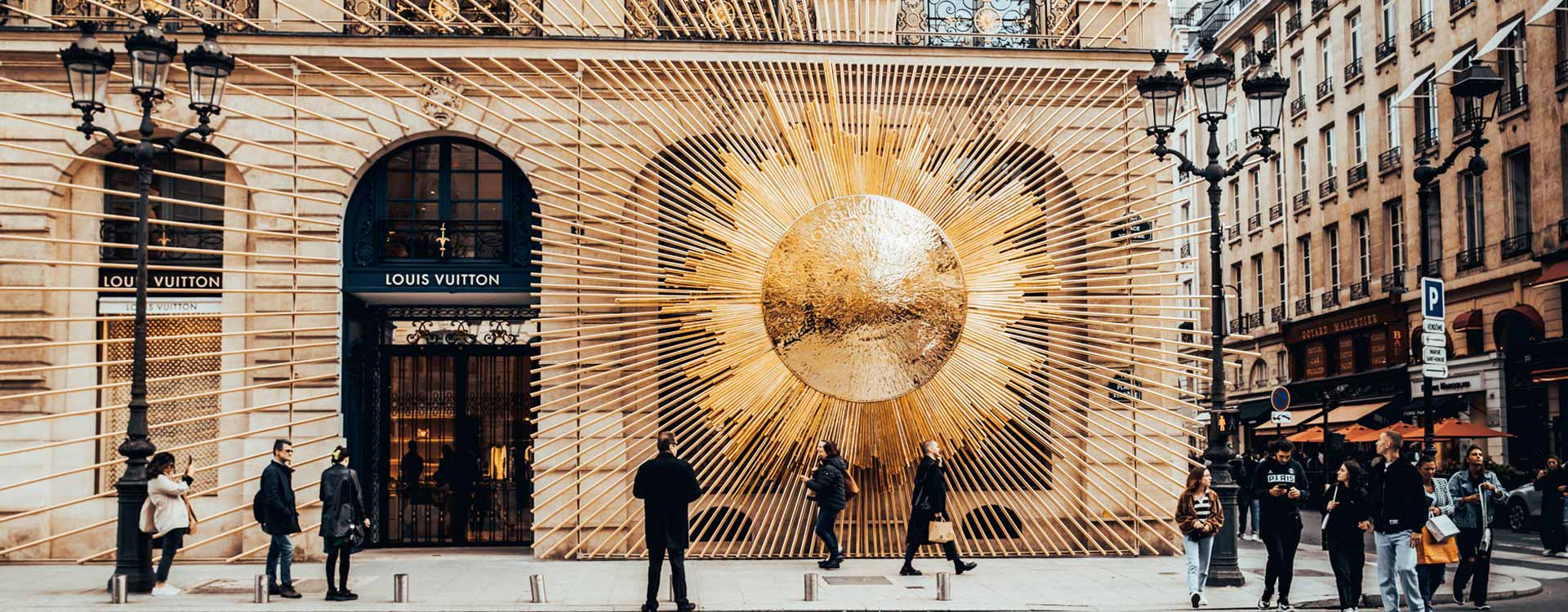 Filiale von Louis Vuitton in Paris - Foto von Louis: https://www.pexels.com/de-de/foto/stadt-menschen-frankreich-paris-14311251/