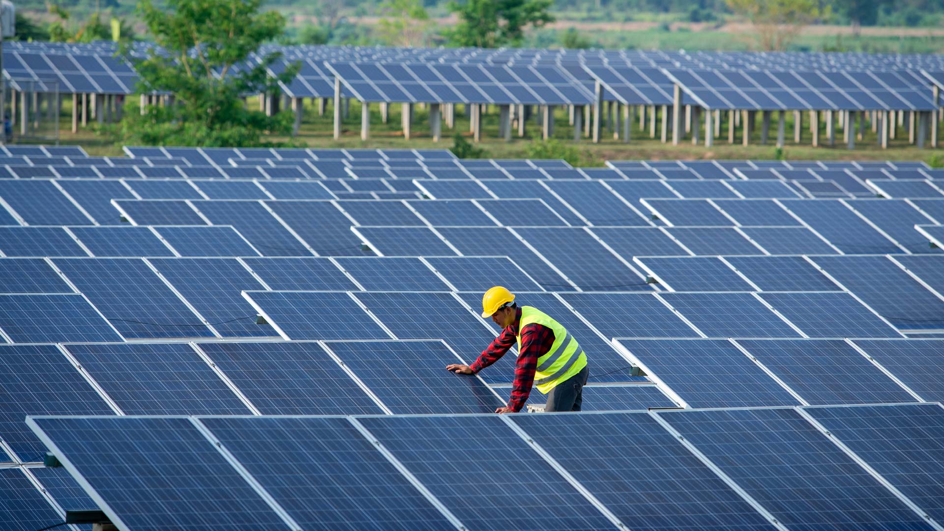 Arbeiter in einem Solarpark
