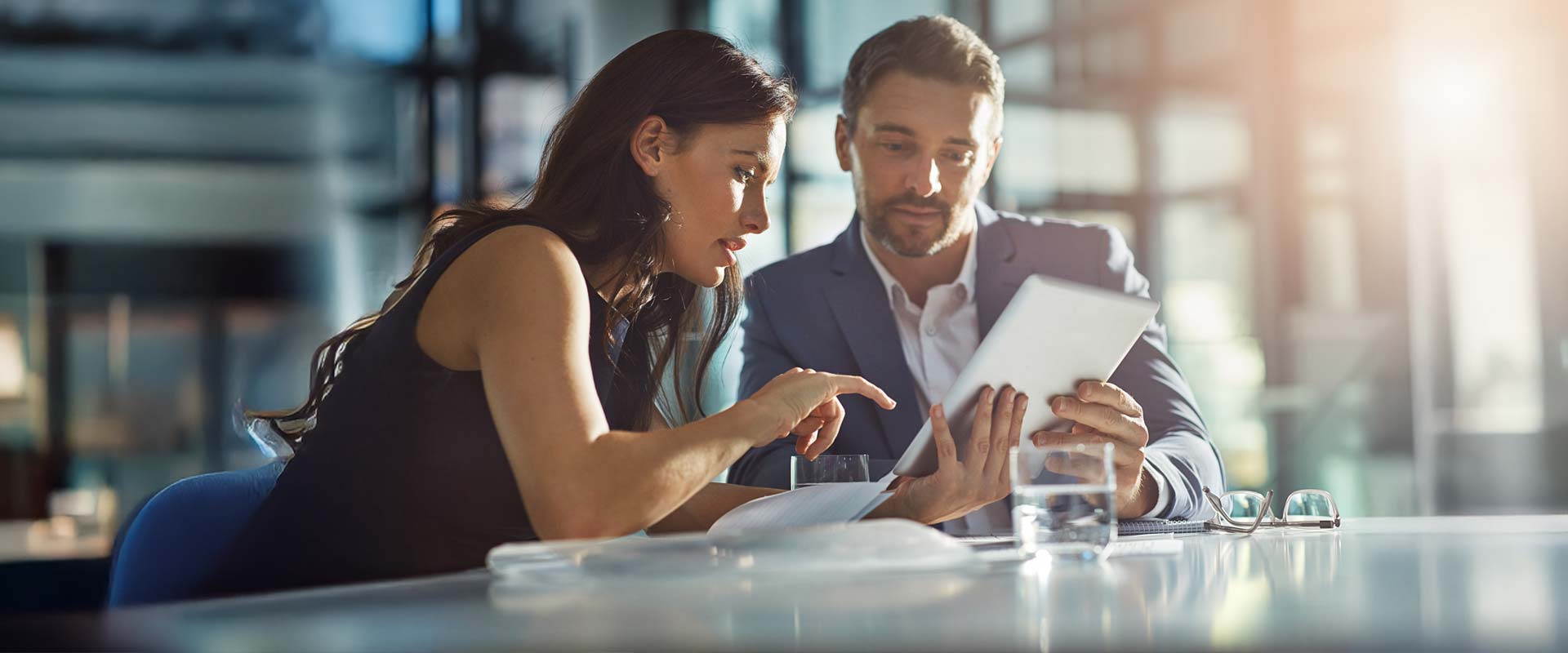 FollowMyMoney Topfonds Fondsempfehlungen FollowMyMoney Topfonds Fondsempfehlungen - 2 Personen im Büro schauen sich Börsenkurse auf einem iPad an.